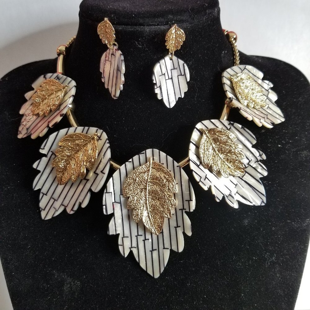 NEW Black White & Gold Chunky Acrylic Leaf Statement Necklace Set